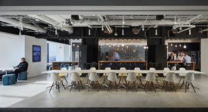 Không gian họp lớn cho văn phòng rộng và gần gũi